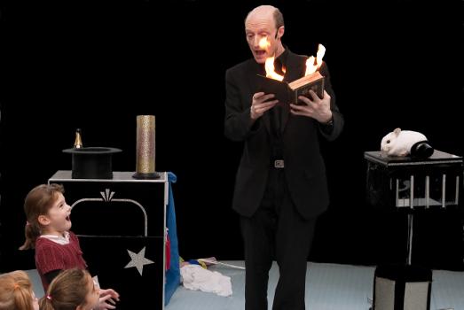 Le grimoire s'enflamme
                